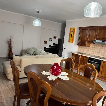Apartment Cozy In Komuna E Parisit, *